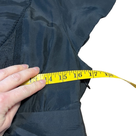 Banana Republic - Womens Embroidered Silk Blouse Sz 2 - Picture 11 of 12